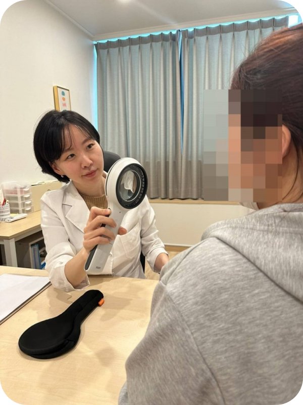부천 후한의원 조혜경 원장 피부 진단 상담 모습