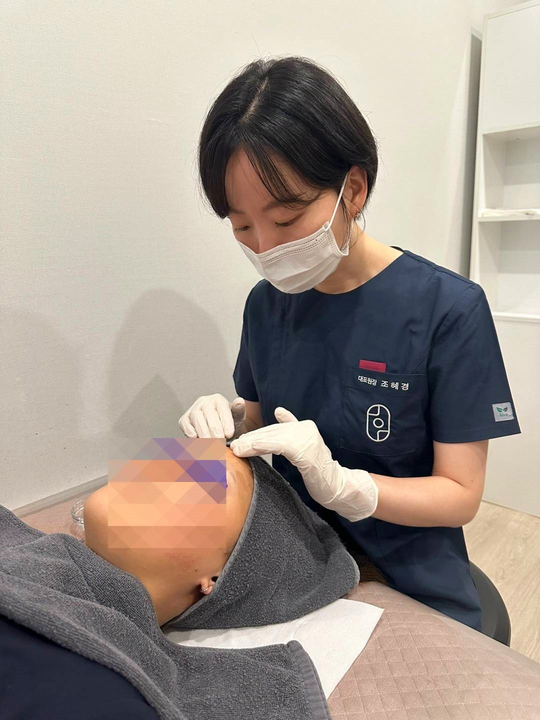후한의원 조혜경 원장의 얼굴 피부 시술 진행 모습