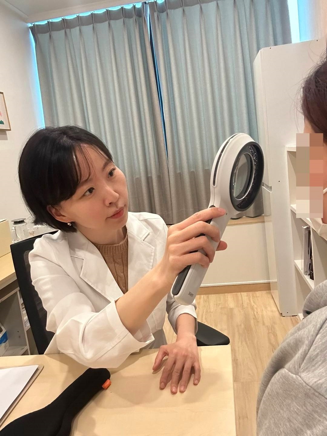 부천쥐젖 한의원 원장님의 돋보기 진단기구를 통한 피부 검진