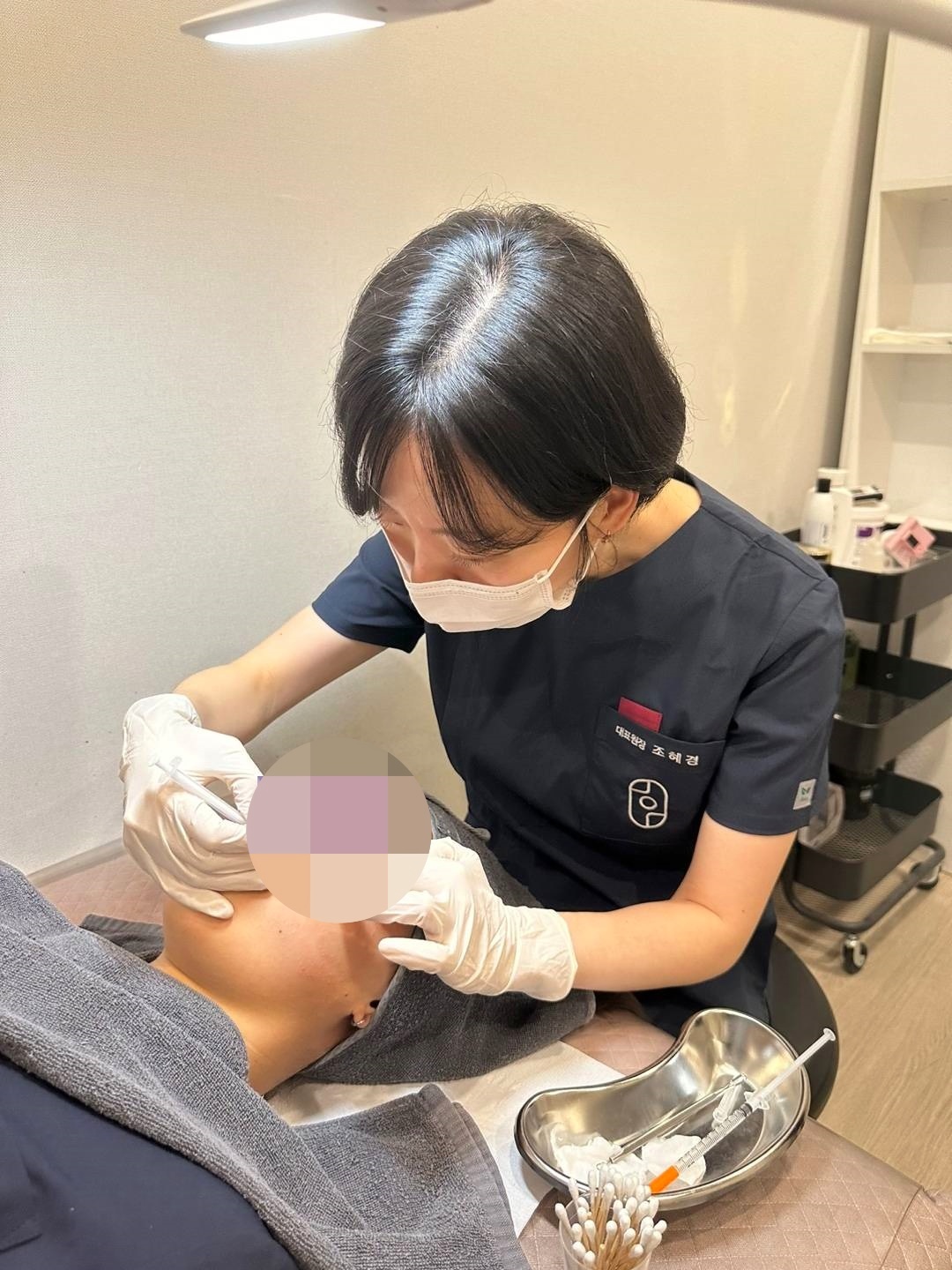 조혜경 원장이 미세 절개로 시술을 진행하는 모습
