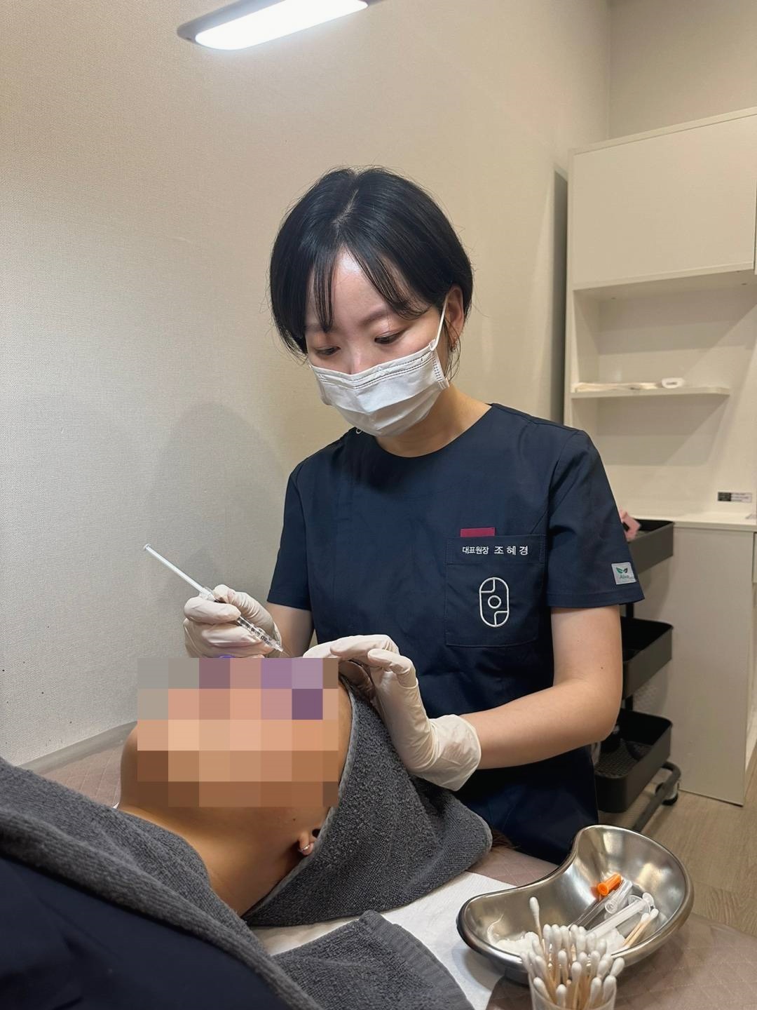 주사기로 흉터 부위에 직접 시술하는 장면